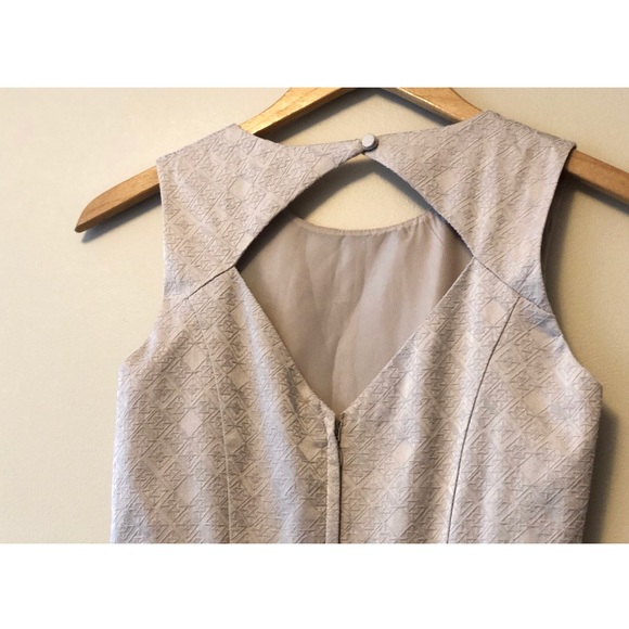 Structured dress with peak-hole key back - Picture 3 of 7